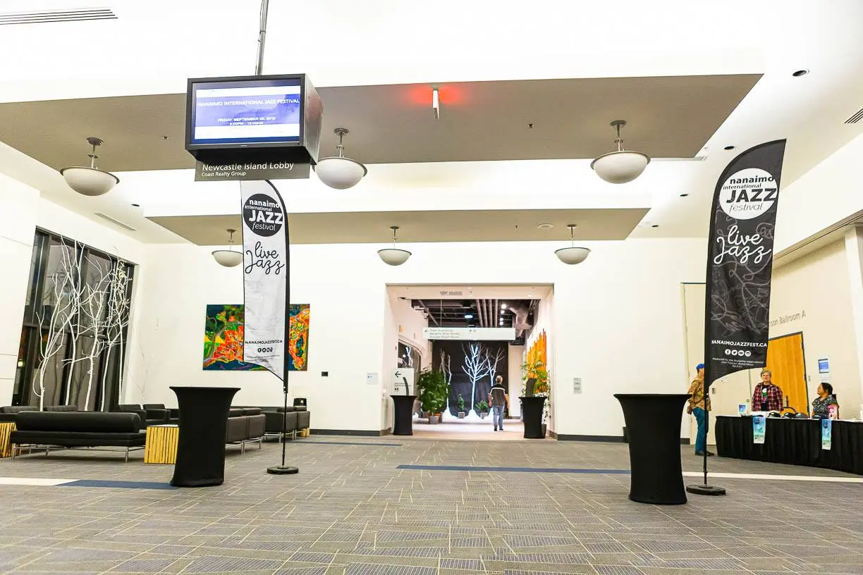 Atmospheric jazz festival photography Nanaimo Shaw Auditorium - Joël Bourgoin